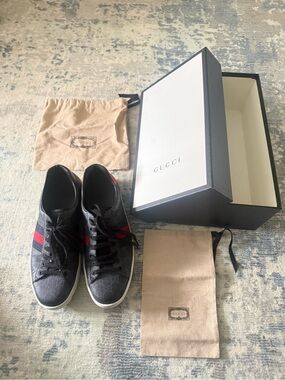 Gucci Men’s Black Low-Top Sneakers with Red Stripe